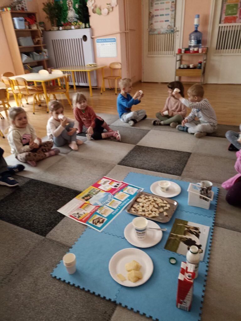 Zabawa dydaktyczna „Mleko jest od&nbsp;krowy”